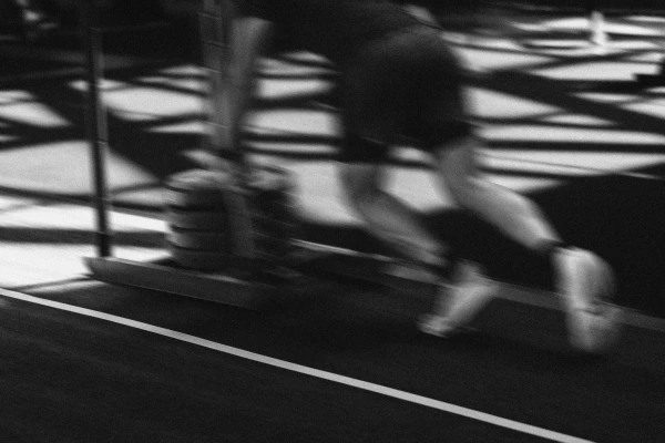 Man die beweegt bij een personal training circuit