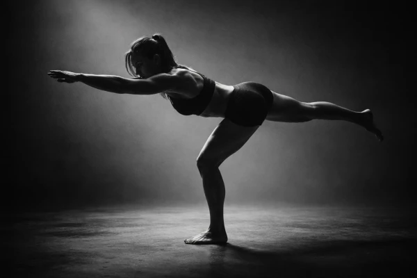 Vrouw die met een balansoefening werkt aan stabiliteit